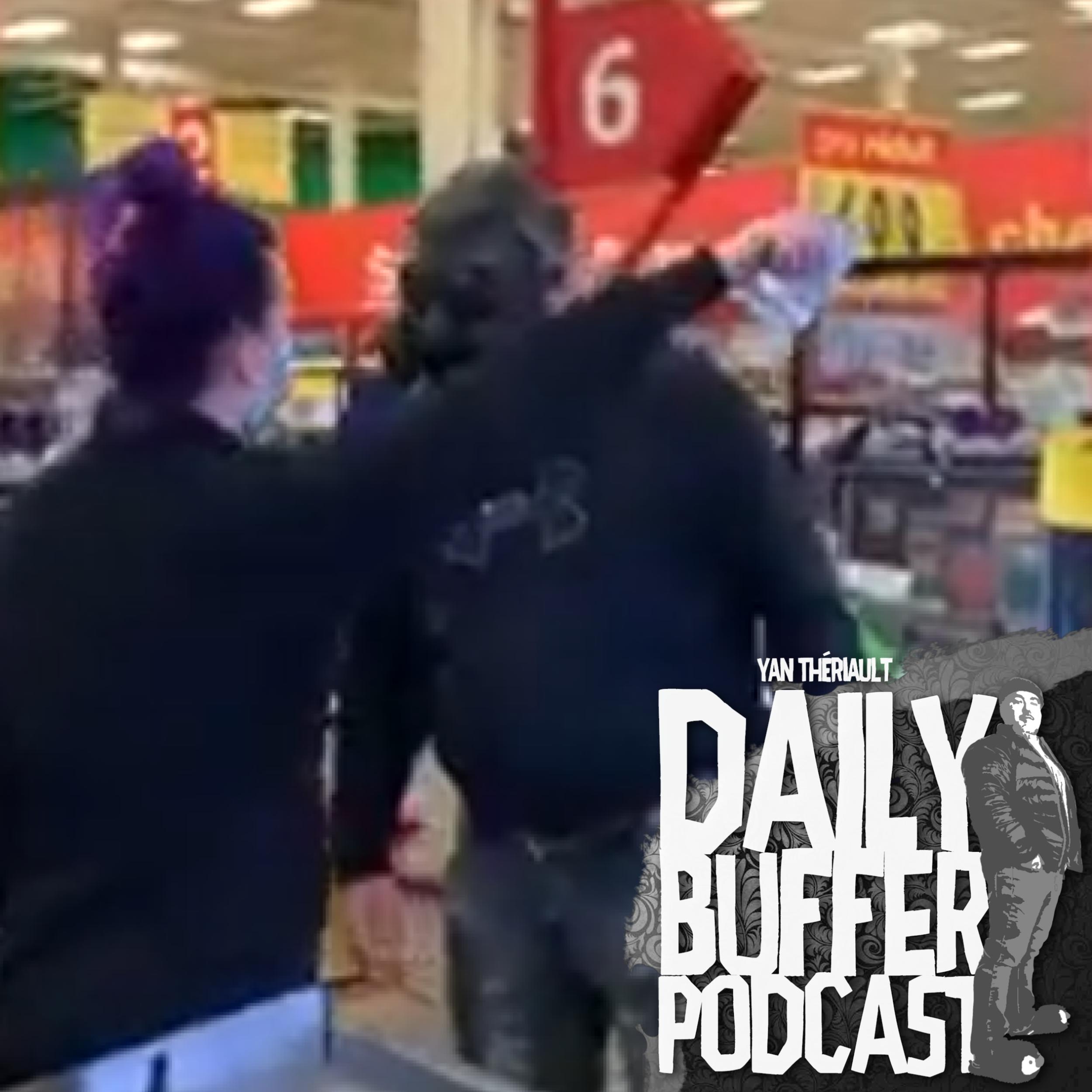 Au Super C avec un masque à gaz. Bravo l'épais!! Le Daily Buffer