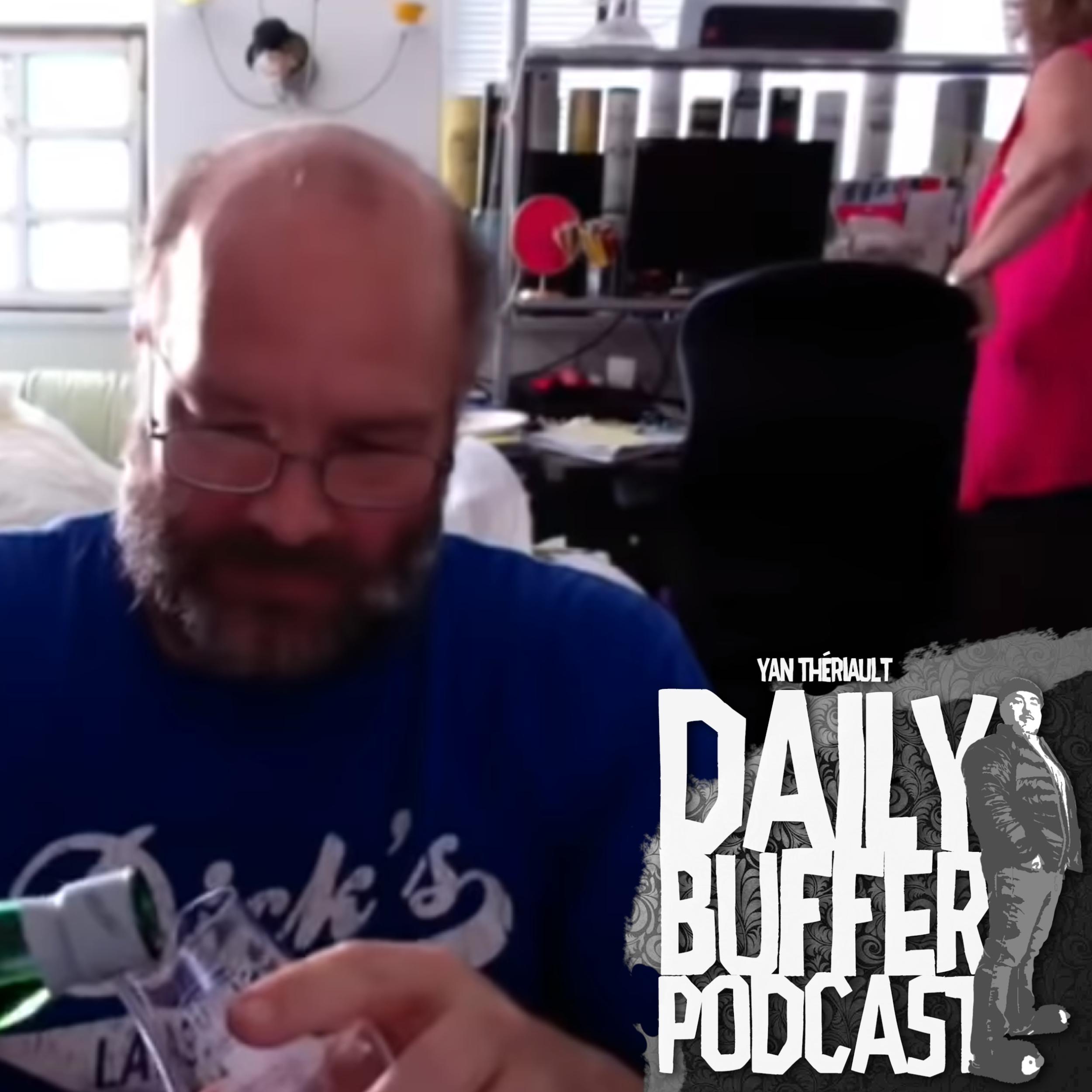 Sa femme le laisse pendant qu'il fait un review sur Youtube - Le Daily Buff episode artwork